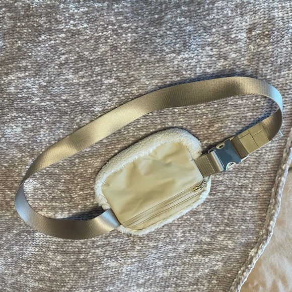 Lululemon Sherpa belt bag - Picture 3 of 3